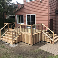 Patio en bois avec escalier