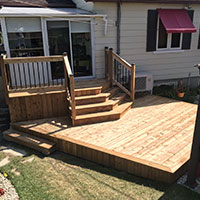 Patio en bois avec escalier