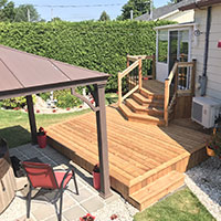 Patio en bois avec escalier