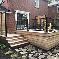 Patio en bois avec escalier