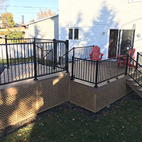 Patio en bois avec escalier