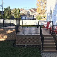 Patio en bois avec escalier